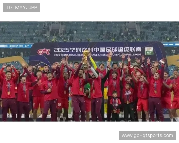 武磊捧起火神杯，全队喷洒香槟欢庆