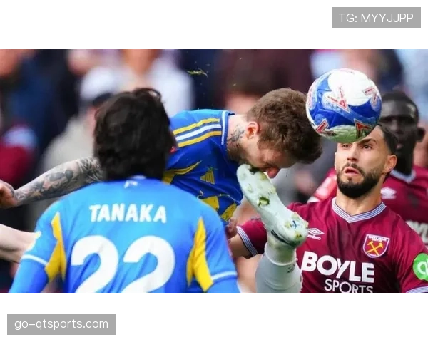 特写：终场哨响，提前保级成功的克莱蒙球员与球迷疯狂庆祝